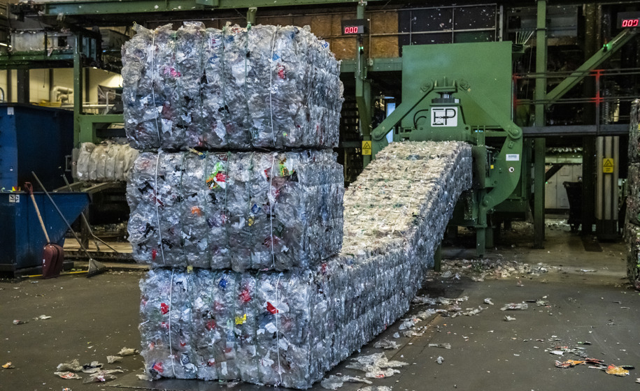 Komprimerte bunter med plastflasker - Foto: Katrine Lunke