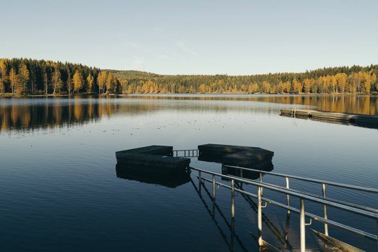 Brygge i innsjø naturbilder 1